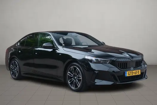 BMW 5 Serie 520i 190pk Aut. M Sport | Panoramadak | Carbon | 360° Camera | Keyless | Head-Up Display | Winter Pakket | Elektrische Achterklep | Trekhaak