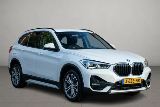 BMW X1 sDrive18i 140pk Aut. Executive Edition - Navigatiesysteem - Achteruitrijcamera - Cruise control - Climate control - Stoelverwarming - Apple CarPlay - Elektrische achterklep - Parkeersensoren