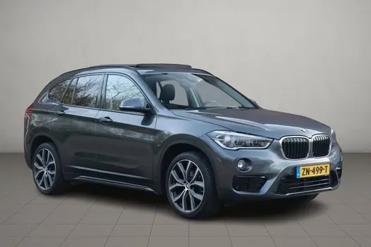BMW X1 sDrive18i 140pk Aut. High Executive | Navi | Climate | Panoramadak | Head-up Display | Elektrische Achterklep | Stoelverwarming | PDC | Trekhaak