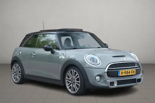 MINI Cooper S 192pk Chili Serious Business | JCW Pakket | Panoramadak | Keyless | Camera | Harman/kardon | Winter Pakket