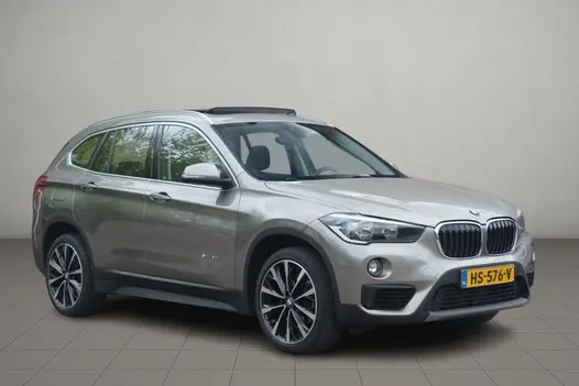 BMW X1 sDrive20i 192pk Aut. Essential | Navi | Climate | Panoramadak | Camera | Elektrische Achterklep | PDC