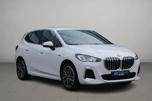 BMW 2 Serie Active Tourer 225e xDrive 245pk M Sport | Navi | App Connect | Climate | Camera | Stoelverwarming | Elektrische Achterklep | Alcantara