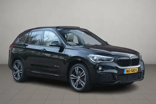 BMW X1 sDrive20i 192pk Aut. High Executive | M Sport | Navi | Climate | Panoramadak | Head-up Display | Elektrische Achterklep | Stoelverwarming | PDC | Trekhaak