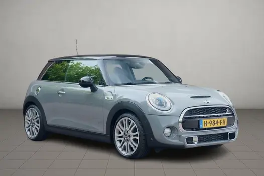 MINI Cooper S 192pk Chili Serious Business | JCW Pakket | Panoramadak | Keyless | Camera | Harman/kardon | Winter Pakket