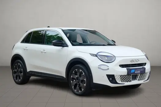 Fiat 600 1.2 Hybrid 110pk DCT6 La Prima | Navi | App Connect | Adaptive Cruise | Climate | Keyless | Camera | Leder | Elektrische Achterklep